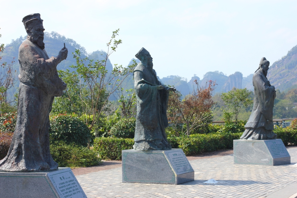 Слева - главный уишаньский философ Чжу Си, правее - автор первой оды уисскому чаю Фань Чжунъянь