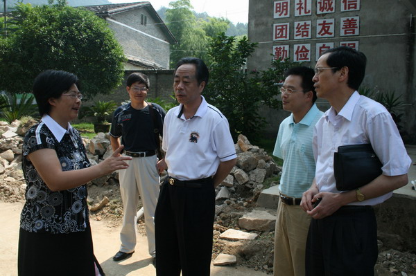 В центре - бывший мэр Уишани Чжан Цзяньгуан, автор публикуемого предисловия