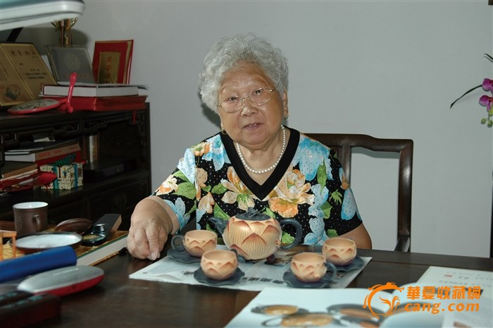 Цзян Жун и её лотосовый чайный набор.